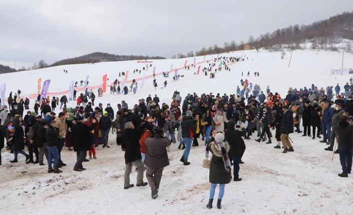 Kar festivalinde binlerce kişi yaylaya akın etti