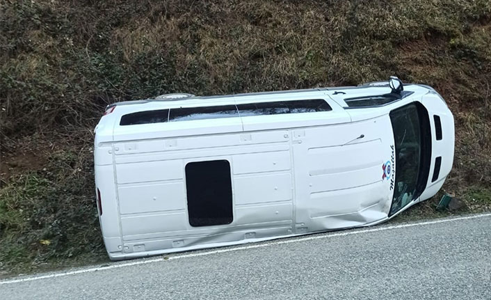 Giresun'da öğrenci servisi devrildi