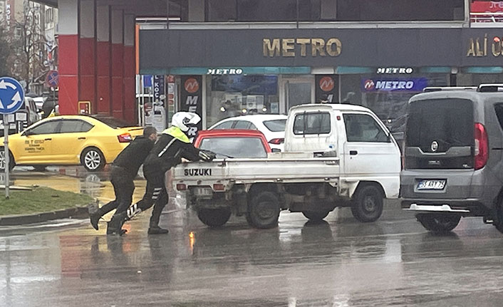 Trafik polisi yolda kalan araç sürücüsüne yardım etti