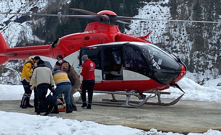 Kar nedeniyle mahsur kalan hasta için hava ambulansı köye indi