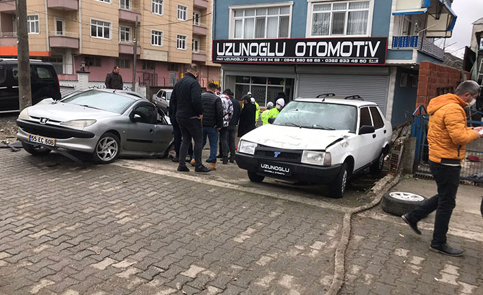 Park halindeki araçlara çarpan otomobilin sürücüsü yaralandı