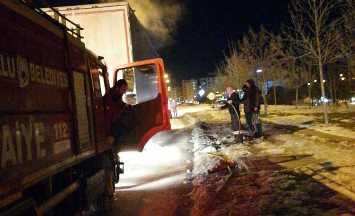 Balatalar ısındı, tır seyir halinde alev aldı