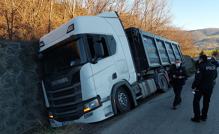 Samsun'da yoldan çıkan tır su kanalına devrildi