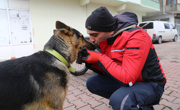 Artvin’de temizlik işçisi ile köpeğin kıskandıran dostluğu