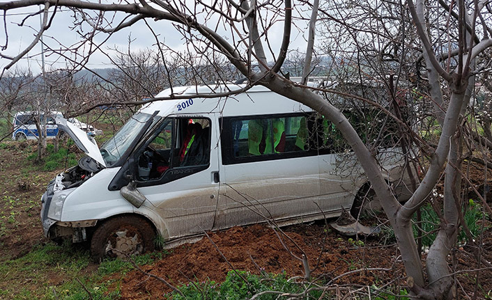 Freni patlayan öğrenci servisi tarlaya girdi