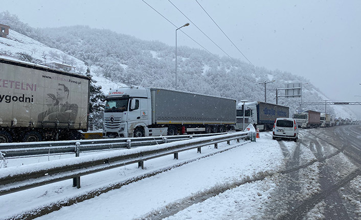 Samsun'da kar yağışı ulaşımı aksattı