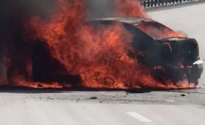 Samsun'da kaza yapan araç alev topuna döndü! Çift son anda kurtarıldı