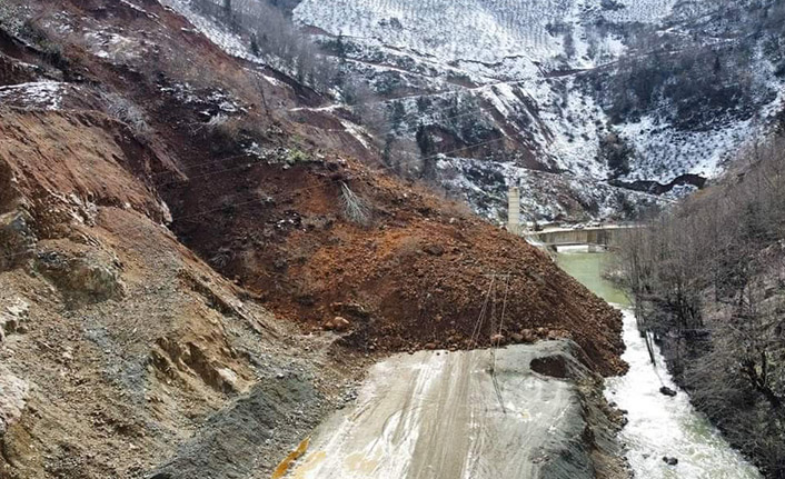 Giresun’da heyelan iki beldenin yolunu kapattı