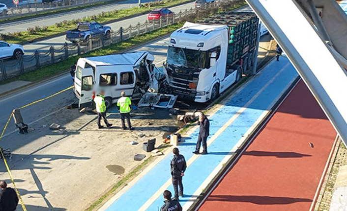 Rize'de öğrenci servisi tıra çarptı! 1 ölü, 13 yaralı