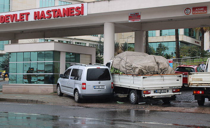 Ordu'da faciadan kıl payı dönüldü! Hastane direğine çarptılar