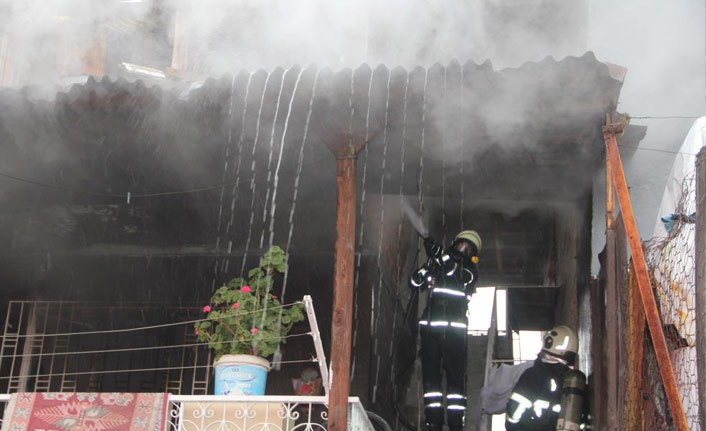 Samsun'da elektrikli battaniye evi yaktı