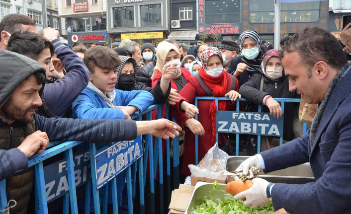 Ordu'da vatandaşlara  2 ton hamsi ikram edildi