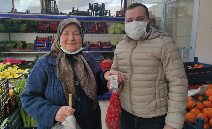 Giresun Belediyesi su tasarruf aparatı dağıttı