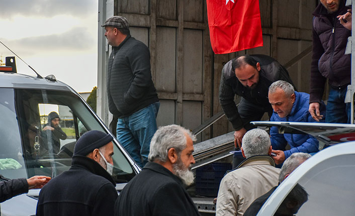 Rizeli arıcılar arı besleme şekeri dağıtımına yoğun ilgi gösterdi