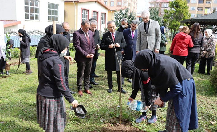 Okul bahçesine meyve fidanı diktiler