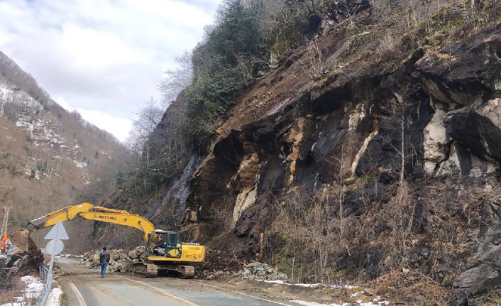 Rize'de talihsiz kaza! Yamaçtaki kayaları temizleyen dağcı yaralandı