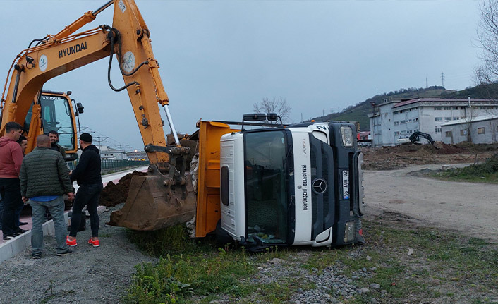 Hafriyat kamyonu devrildi! 1 kişi yaralı