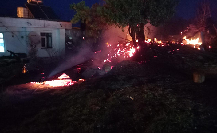 Trabzon’da Eve doğru yürüyen yangın korku dolu anlar yaşattı.