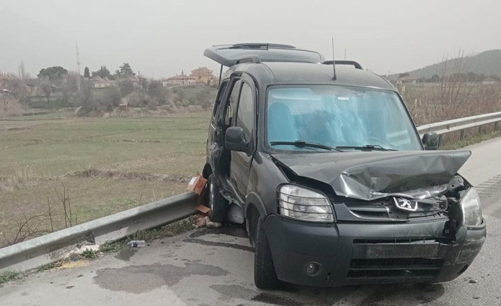 Bariyerlere çarpıp karşı şeride fırladı