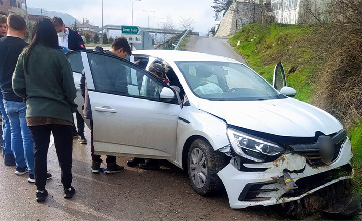 Otomobil toprak duvara çarptı! Yaralılar var