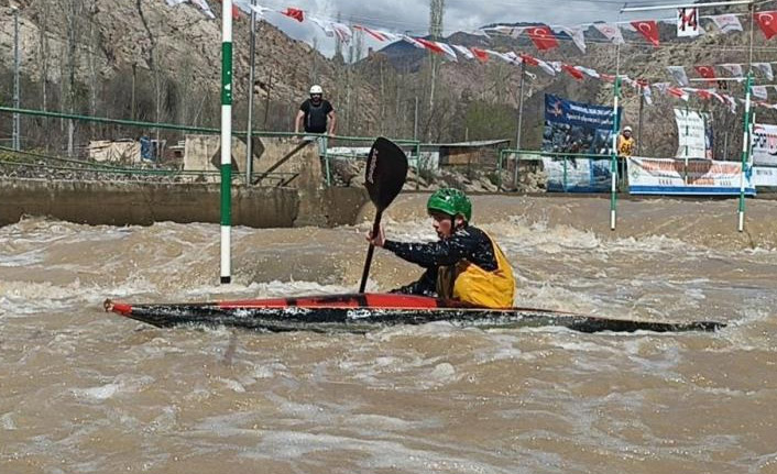 Barhal Çayı'nda kano yarışları nefes kesti