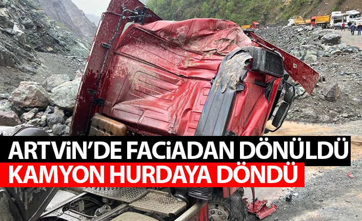 Artvin'de faciadan dönüldü! Kamyon hurdaya döndü