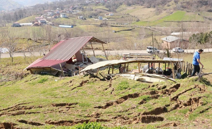  Samsun'da heyelan: Dağ akıp geldi