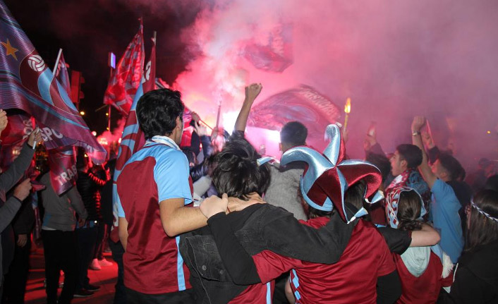 Trabzonspor'un şampiyonluğu Kocaeli'de taraftarları sokağa döktü