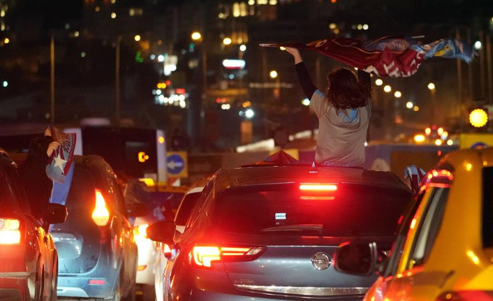 Trabzonspor taraftarından İstanbul’da şampiyonluk konvoyu