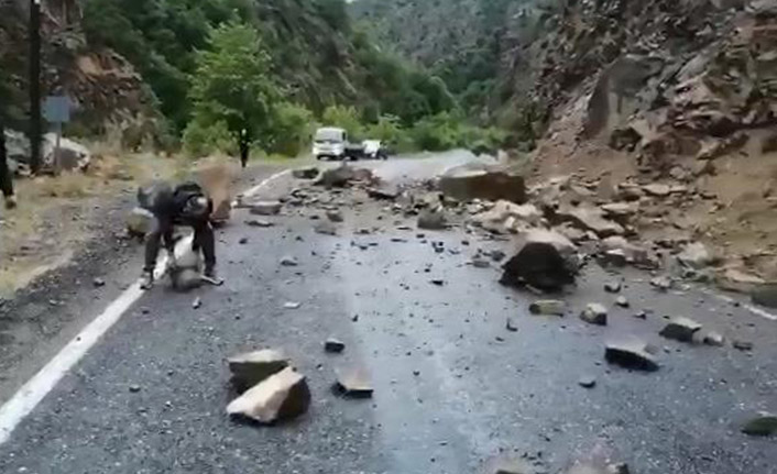 Artvin'de kayaların düştüğü yol, ulaşıma kapandı