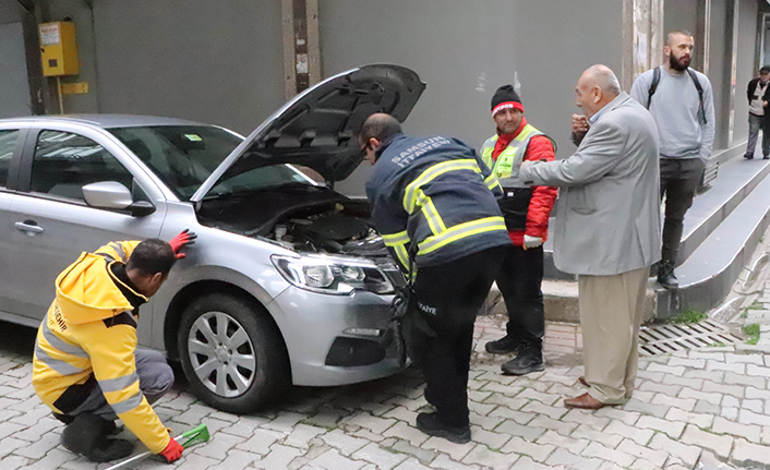 Otomobilin altına giren kediyi itfaiye kurtardı