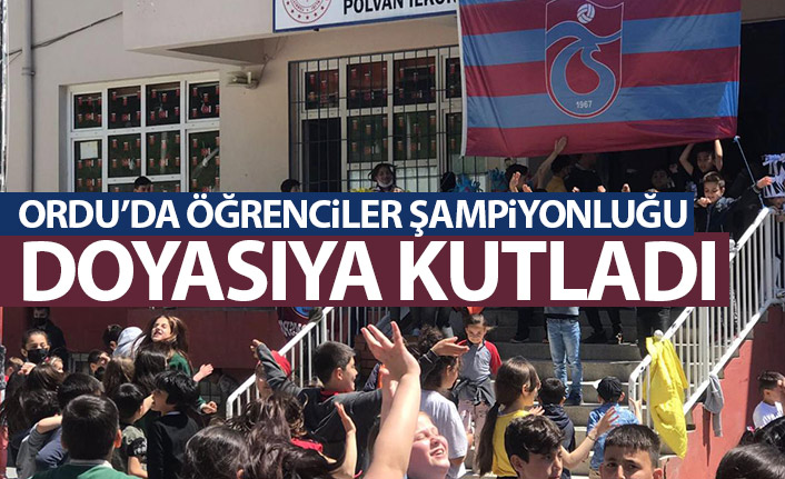 Ordu'da öğrenciler Trabzonspor'un şampiyonluğunu kutladı