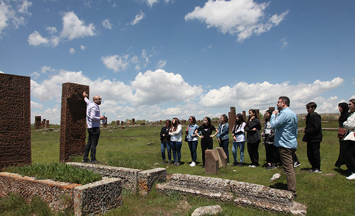  Giresunlu öğrenciler Ahlat’ı gezdi