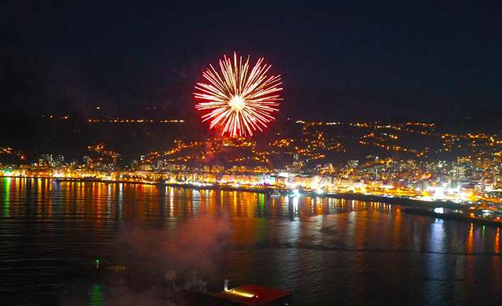 Rize Belediyesi'nden havai fişekli 19 Mayıs kutlaması