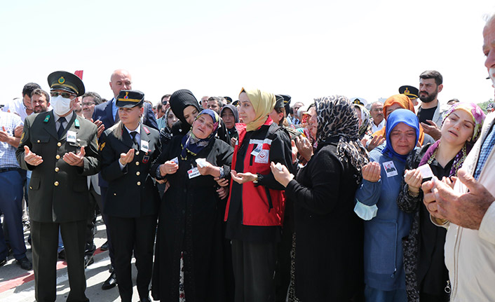 Samsun şehidini göz yaşlarıyla karşıladı