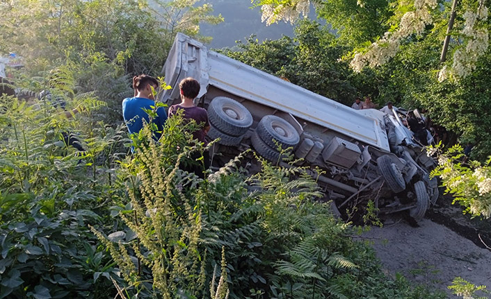 Çakıl yüklü kamyon devrildi