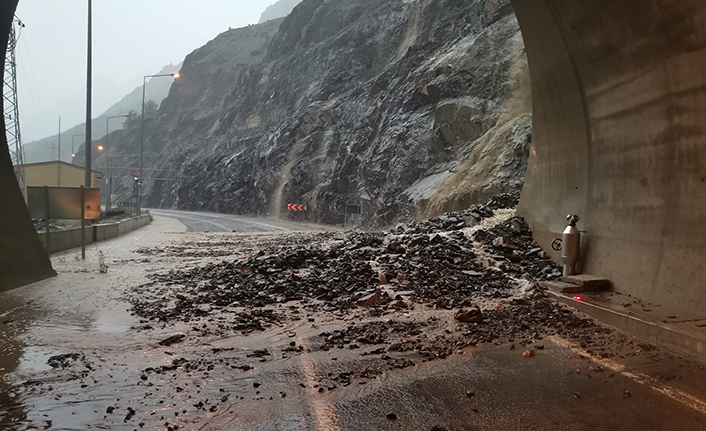 Artvin’de heyelan! Sürücüler tünelde mahsur kaldı