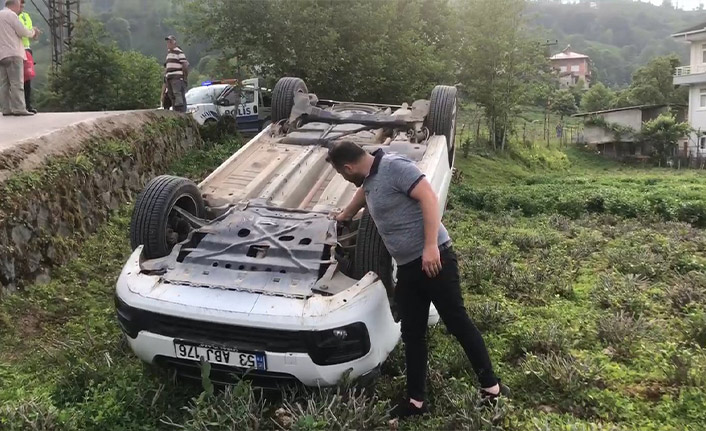 Otomobil çay bahçesine devrildi! 1 yaralı