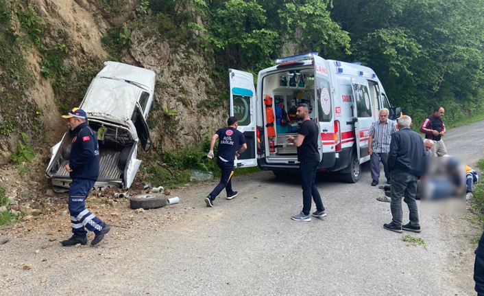 Trabzon’da kamyonet şarampole yuvarlandı! Ölümden döndüler