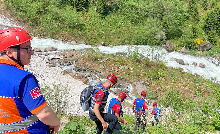 Rize'de dereye düşüp kaybolan turist bugün de bulunamadı