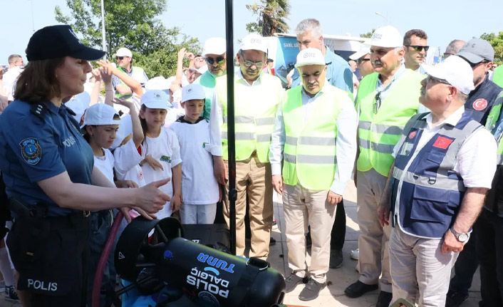 Samsun'da balık ve kurbağa adamlar denizde ve kıyıda temizlik yaptı