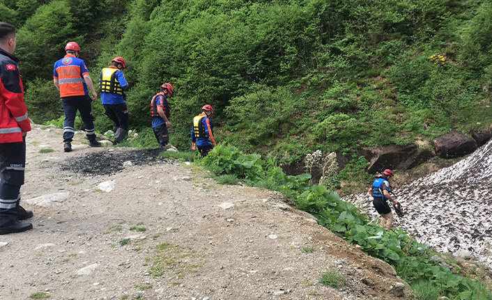 Rize'de dereye düşen turisti arama çalışmaları devam ediyor