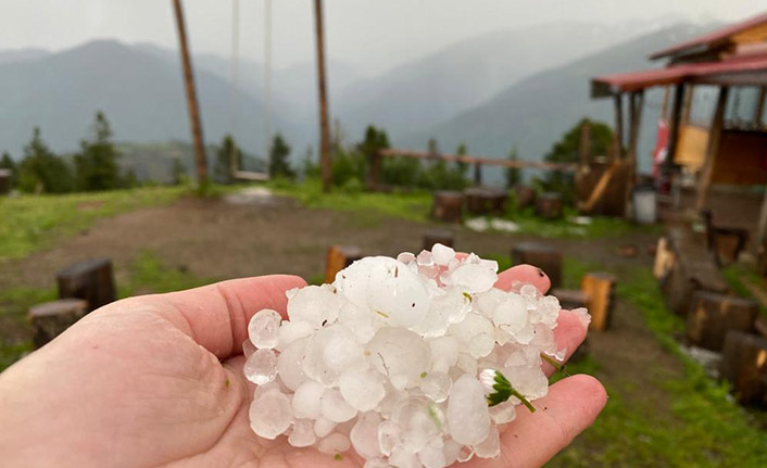 Rize'de yaylaya dolu yağdı; 1 kişi yaralandı