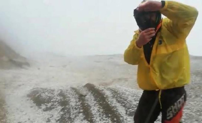 Rize'de doluya yakalanan motosiklet sürücüleri zor anlar yaşadı