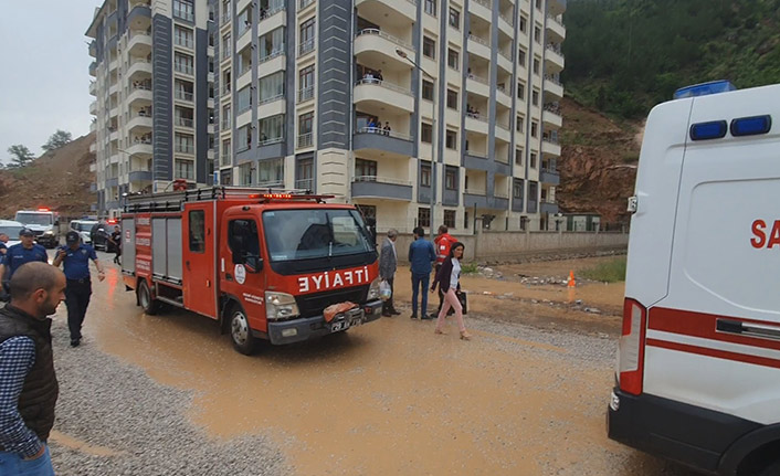 Gümüşhane'de su dolu çukura düştü boğulmaktan son anda kurtuldu