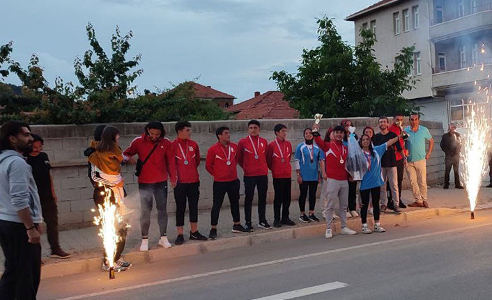 Şampiyonadan Türkiye derecesiyle dönen öğrenciler coşkuyla karşılandı