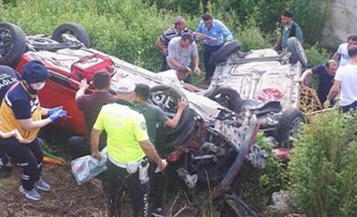 Samsun'da çarpışan 2 otomobil dere yatağına yuvarlandı