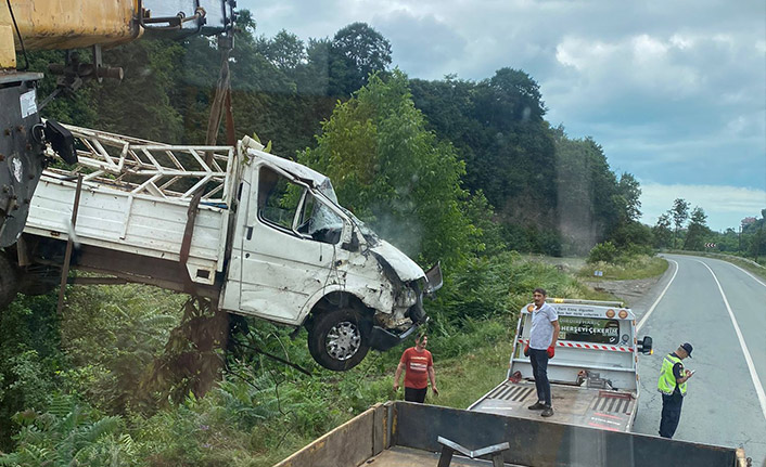 Rize'de kamyonet yol kenarına devrildi, 3'ü ağır 5 kişi yaralandı