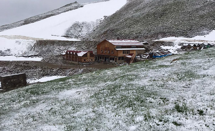 Haziran ayında Rize'deki yaylaya kar yağdı!