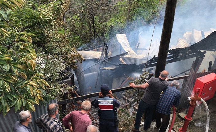 Bölgemizde üzücü olay ahşap ev küle döndü